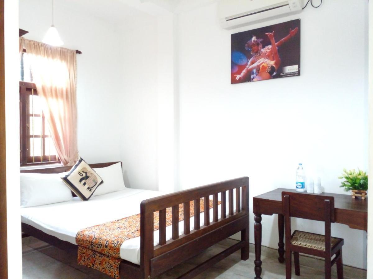 Muduna Walawwa Resort Kandy Bagian luar foto