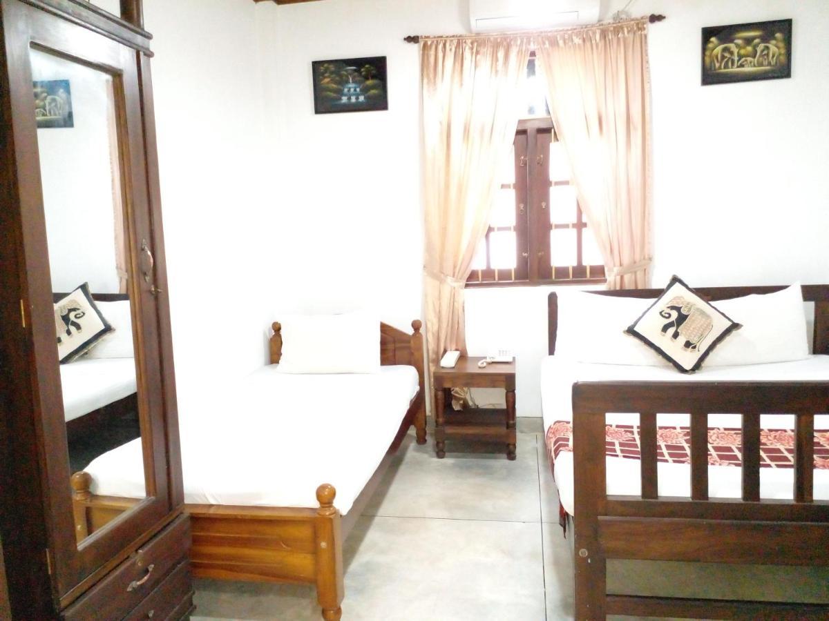 Muduna Walawwa Resort Kandy Bagian luar foto