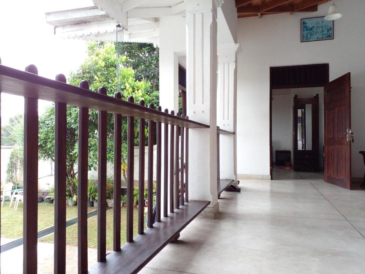Muduna Walawwa Resort Kandy Bagian luar foto