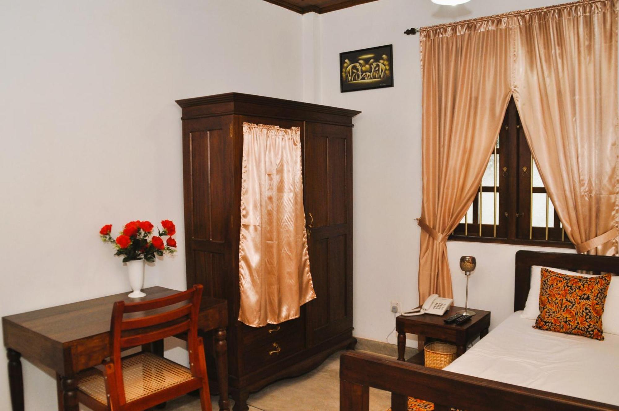Muduna Walawwa Resort Kandy Bagian luar foto